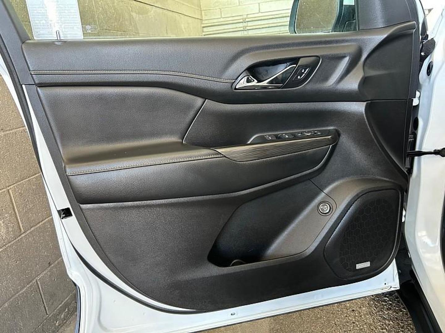 2023 WHITE GMC Acadia (1GKKNML49PZ) with an V6 3.6 Liter engine, Automatic 9-Spd transmission, located at 412 Auto Vista Drive, Palmdale, 93551, (661) 945-0620, 34.592636, -118.136681 - Photo#16