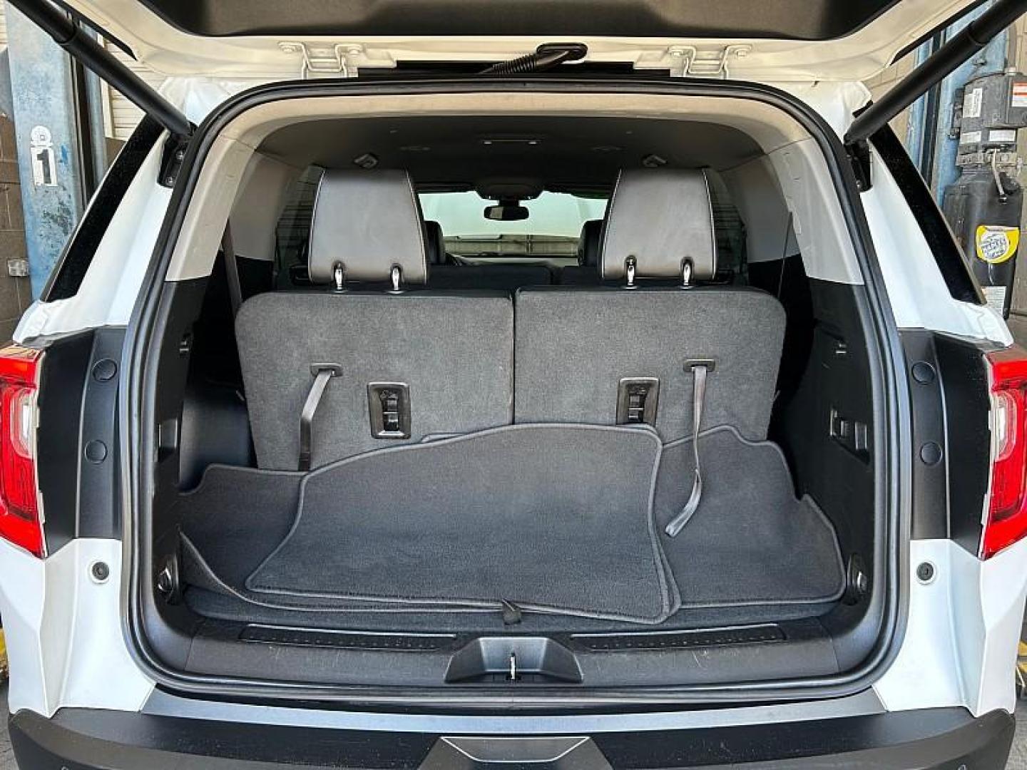 2023 WHITE GMC Acadia (1GKKNML49PZ) with an V6 3.6 Liter engine, Automatic 9-Spd transmission, located at 412 Auto Vista Drive, Palmdale, 93551, (661) 945-0620, 34.592636, -118.136681 - Photo#24