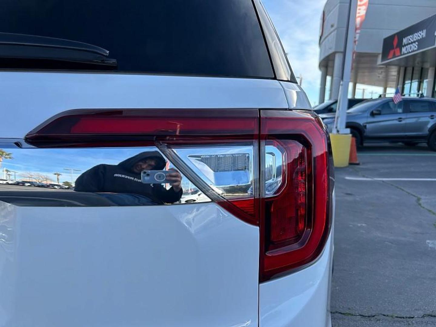 2023 WHITE GMC Acadia (1GKKNML47PZ) with an V6 3.6 Liter engine, Automatic 9-Spd transmission, located at 412 Auto Vista Drive, Palmdale, 93551, (661) 945-0620, 34.592636, -118.136681- Photo#15