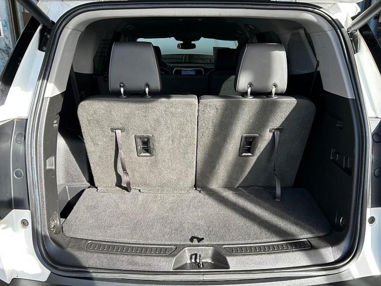 2023 WHITE GMC Acadia (1GKKNML47PZ) with an V6 3.6 Liter engine, Automatic 9-Spd transmission, located at 412 Auto Vista Drive, Palmdale, 93551, (661) 945-0620, 34.592636, -118.136681- Photo#31