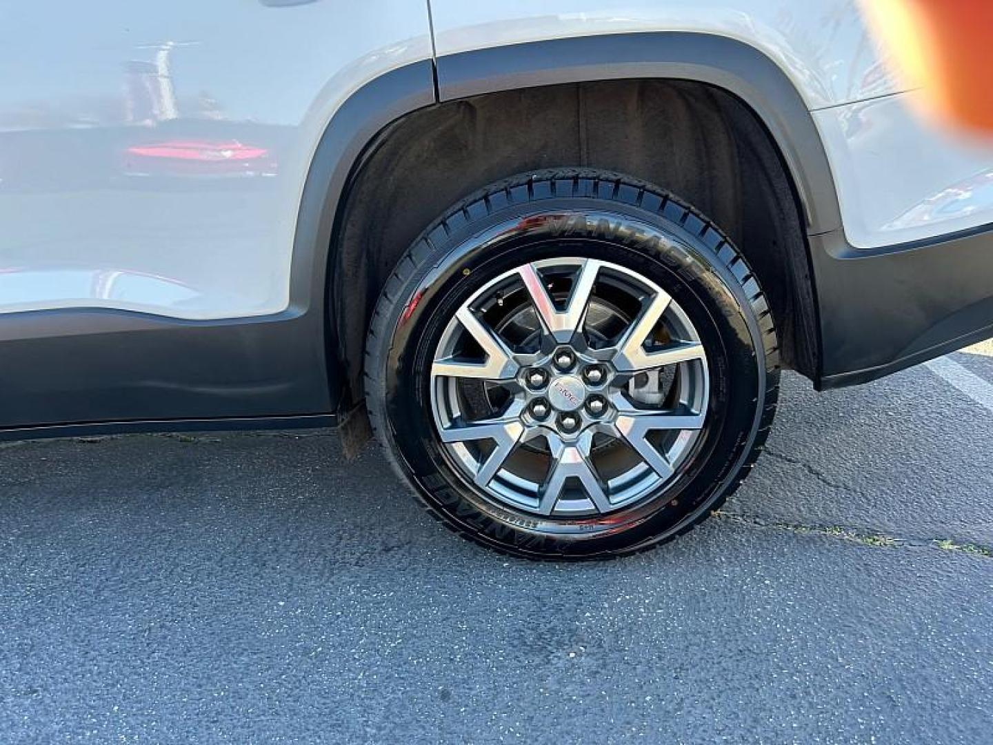 2023 WHITE GMC Acadia (1GKKNML42PZ) with an V6 3.6 Liter engine, Automatic 9-Spd transmission, located at 412 Auto Vista Drive, Palmdale, 93551, (661) 945-0620, 34.592636, -118.136681 - Photo#18