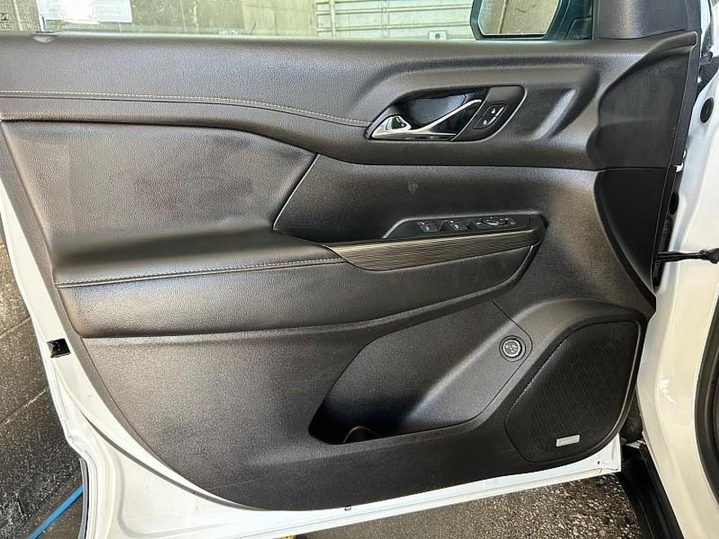 2023 WHITE GMC Acadia (1GKKNML42PZ) with an V6 3.6 Liter engine, Automatic 9-Spd transmission, located at 412 Auto Vista Drive, Palmdale, 93551, (661) 945-0620, 34.592636, -118.136681 - Photo#22