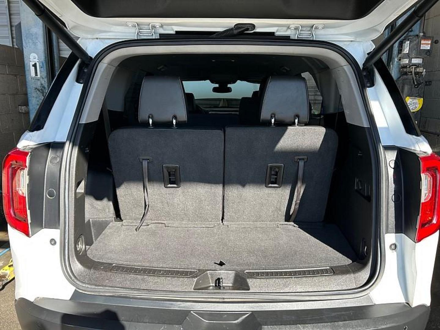 2023 WHITE GMC Acadia (1GKKNML42PZ) with an V6 3.6 Liter engine, Automatic 9-Spd transmission, located at 412 Auto Vista Drive, Palmdale, 93551, (661) 945-0620, 34.592636, -118.136681 - Photo#36