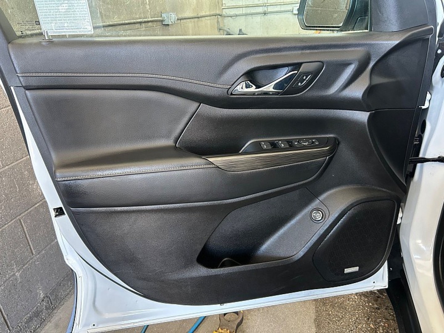 2023 White GMC Acadia (1GKKNUL42PZ) , Automatic 9-Spd transmission, located at 412 Auto Vista Drive, Palmdale, 93551, (661) 945-0620, 34.592636, -118.136681- Photo#16