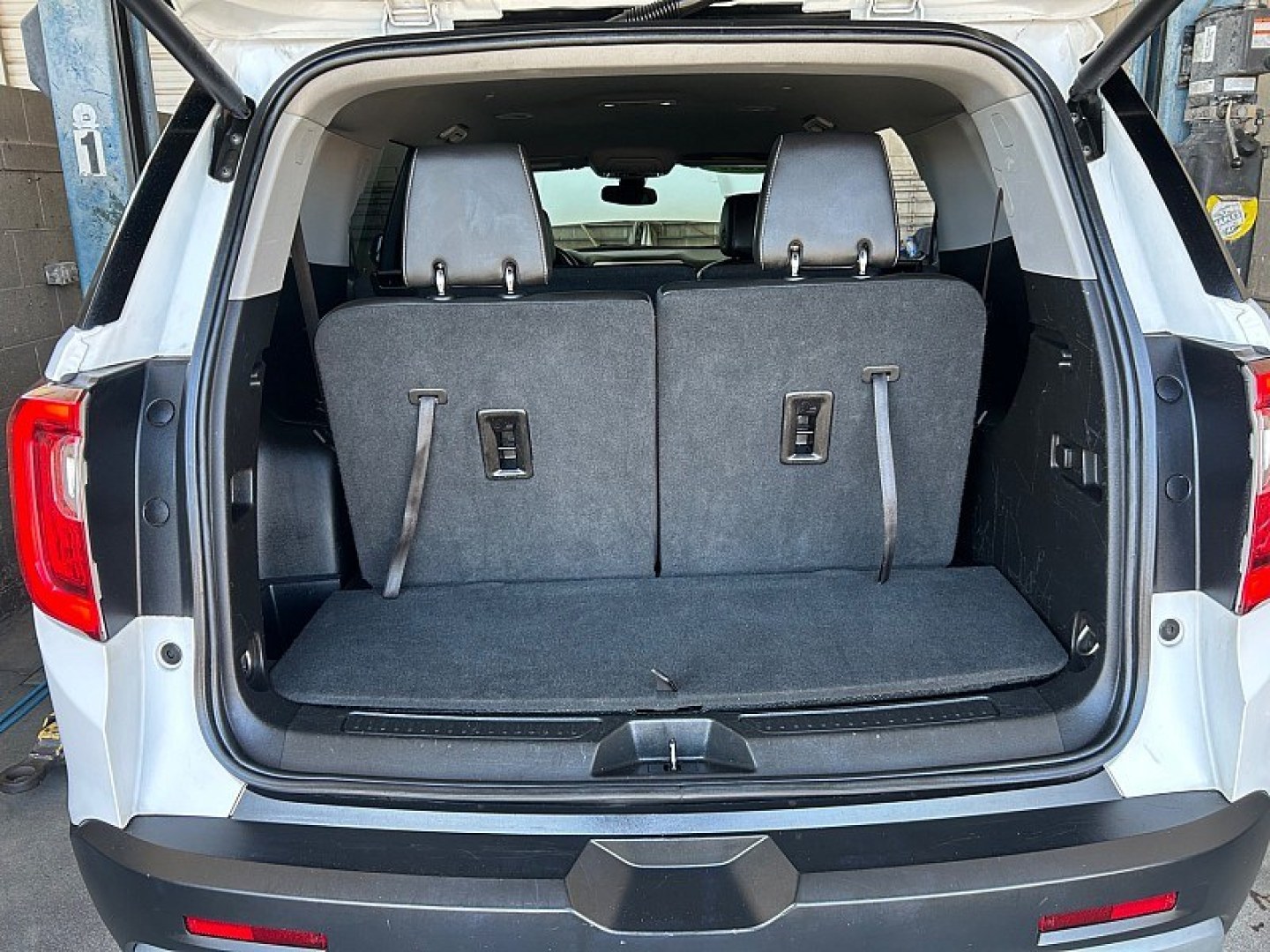 2023 White GMC Acadia (1GKKNUL42PZ) , Automatic 9-Spd transmission, located at 412 Auto Vista Drive, Palmdale, 93551, (661) 945-0620, 34.592636, -118.136681- Photo#29