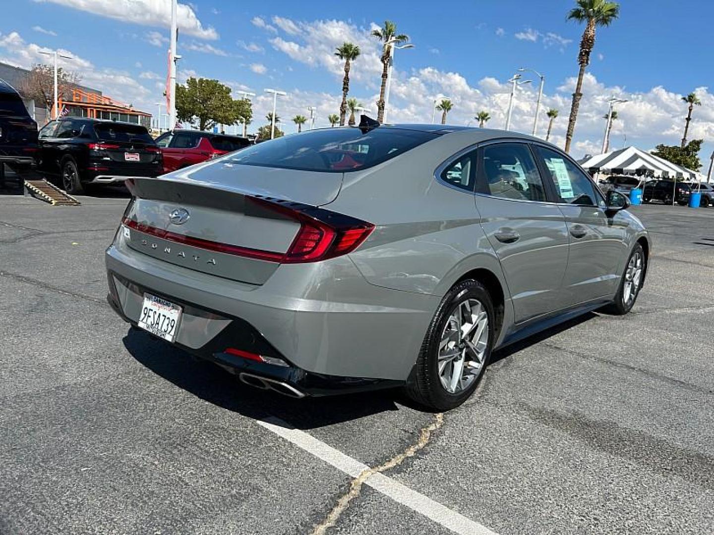 2023 GRAY Hyundai Sonata (KMHL14JA5PA) with an 4-Cyl 2.5 Liter engine, Automatic 8-Spd w/Overdrive and Shiftronic transmission, located at 412 Auto Vista Drive, Palmdale, 93551, (661) 945-0620, 34.592636, -118.136681 - Photo#4