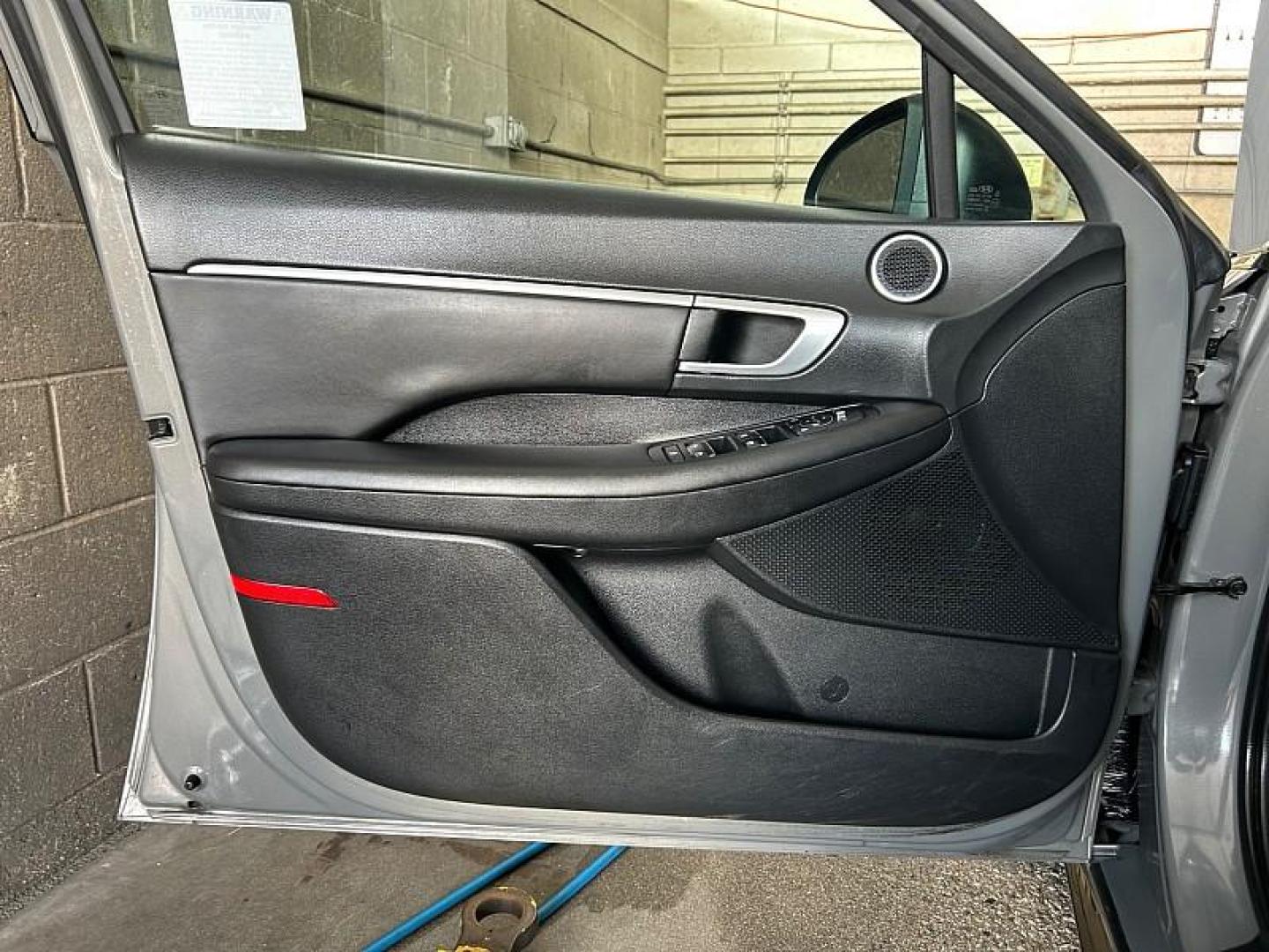 2023 GRAY Hyundai Sonata (KMHL14JA5PA) with an 4-Cyl 2.5 Liter engine, Automatic 8-Spd w/Overdrive and Shiftronic transmission, located at 412 Auto Vista Drive, Palmdale, 93551, (661) 945-0620, 34.592636, -118.136681 - Photo#16