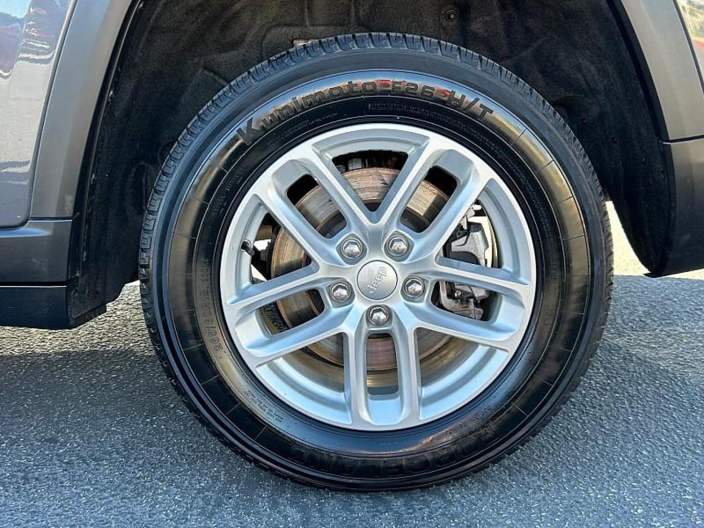 2023 GRAY Jeep Grand Cherokee L (1C4RJKAG2P8) with an V6 VVT 3.6 Liter engine, Automatic 8-Spd transmission, located at 412 Auto Vista Drive, Palmdale, 93551, (661) 945-0620, 34.592636, -118.136681 - Photo#9