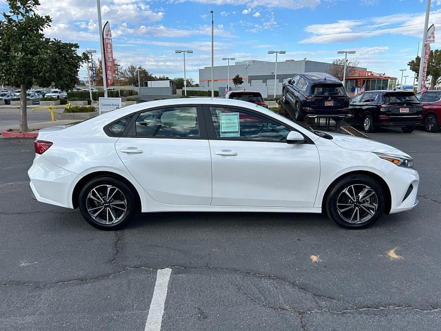 2023 WHITE Kia Forte (3KPF24AD1PE) with an 4-Cyl 2.0 Liter engine, Automatic IVT transmission, located at 412 Auto Vista Drive, Palmdale, 93551, (661) 945-0620, 34.592636, -118.136681 - Photo#7
