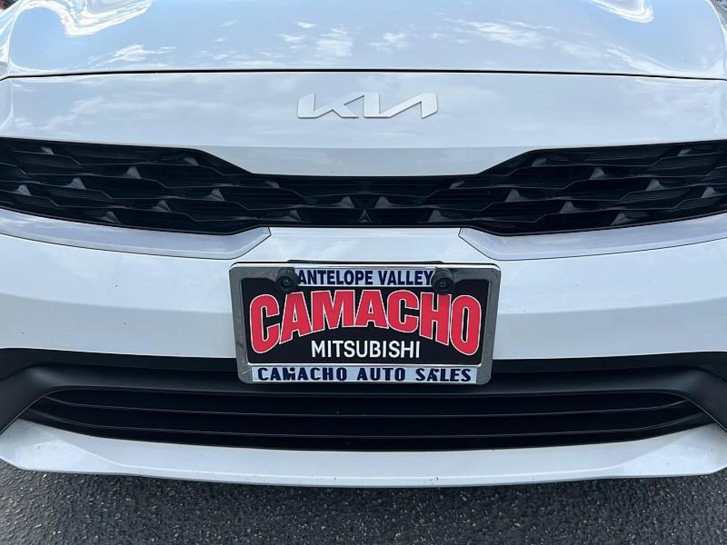 2023 WHITE Kia Forte (3KPF24AD1PE) with an 4-Cyl 2.0 Liter engine, Automatic IVT transmission, located at 412 Auto Vista Drive, Palmdale, 93551, (661) 945-0620, 34.592636, -118.136681 - Photo#8