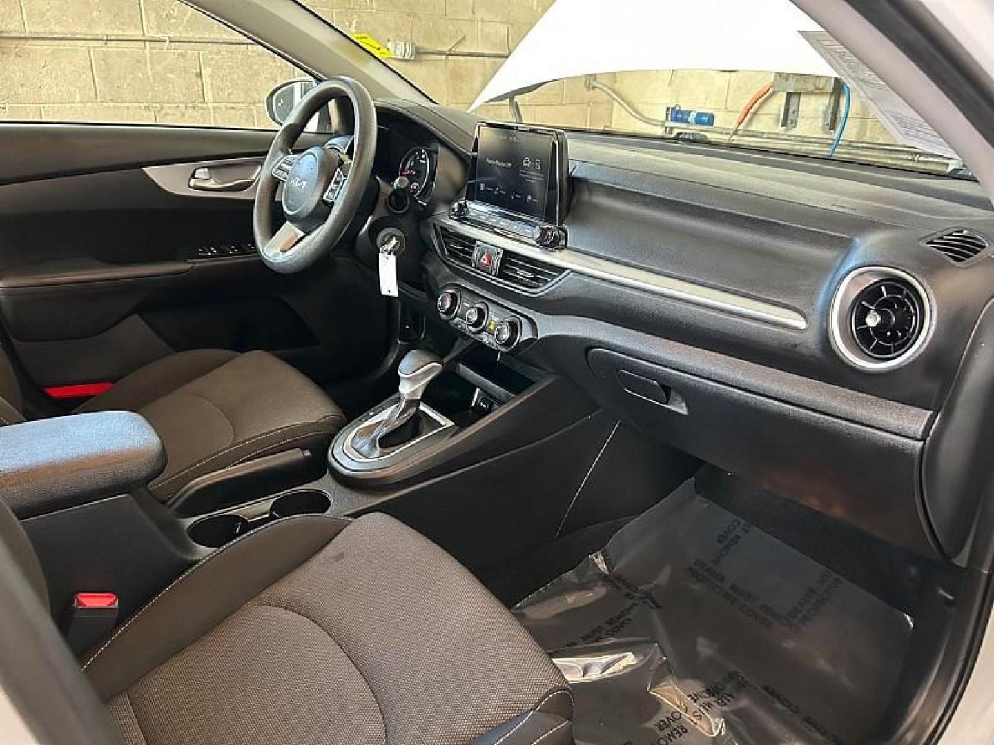 2023 WHITE Kia Forte (3KPF24AD6PE) with an 4-Cyl 2.0 Liter engine, Automatic IVT transmission, located at 412 Auto Vista Drive, Palmdale, 93551, (661) 945-0620, 34.592636, -118.136681 - Photo#7