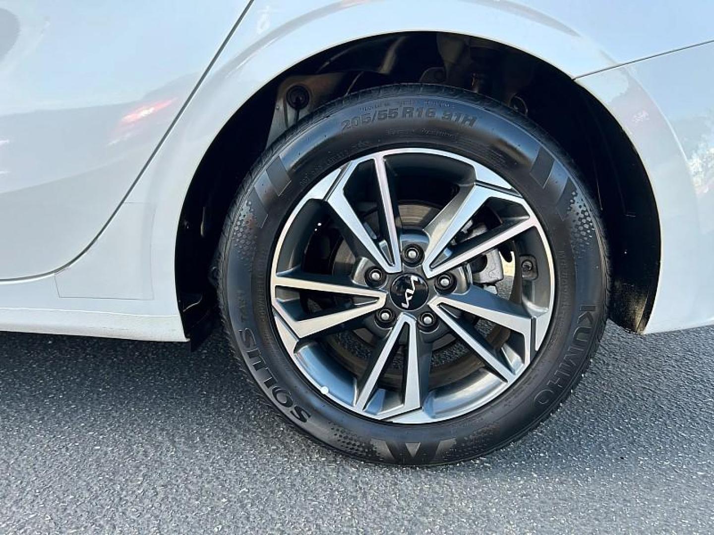 2023 WHITE Kia Forte (3KPF24AD6PE) with an 4-Cyl 2.0 Liter engine, Automatic IVT transmission, located at 412 Auto Vista Drive, Palmdale, 93551, (661) 945-0620, 34.592636, -118.136681 - Photo#17