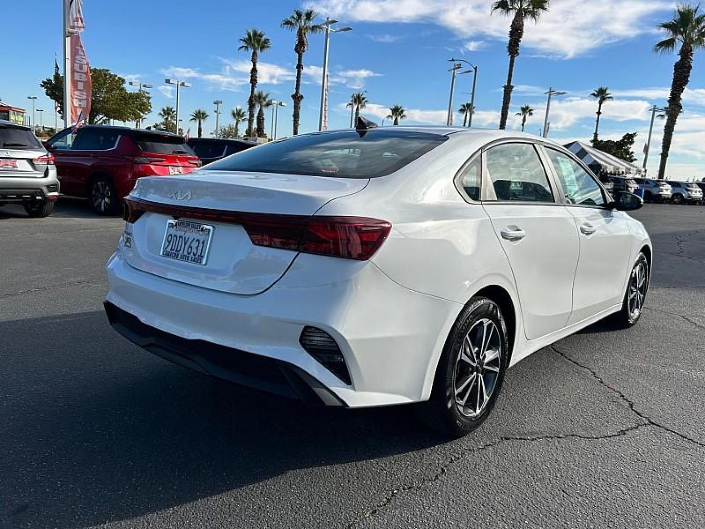 2023 WHITE Kia Forte (3KPF24AD6PE) with an 4-Cyl 2.0 Liter engine, Automatic IVT transmission, located at 412 Auto Vista Drive, Palmdale, 93551, (661) 945-0620, 34.592636, -118.136681 - Photo#20