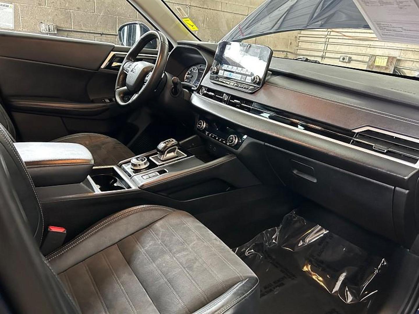 2023 BLUE Mitsubishi Outlander (JA4J4UA83PZ) with an 4-Cyl 2.5 Liter engine, Automatic CVT transmission, located at 412 Auto Vista Drive, Palmdale, 93551, (661) 945-0620, 34.592636, -118.136681 - Photo#32