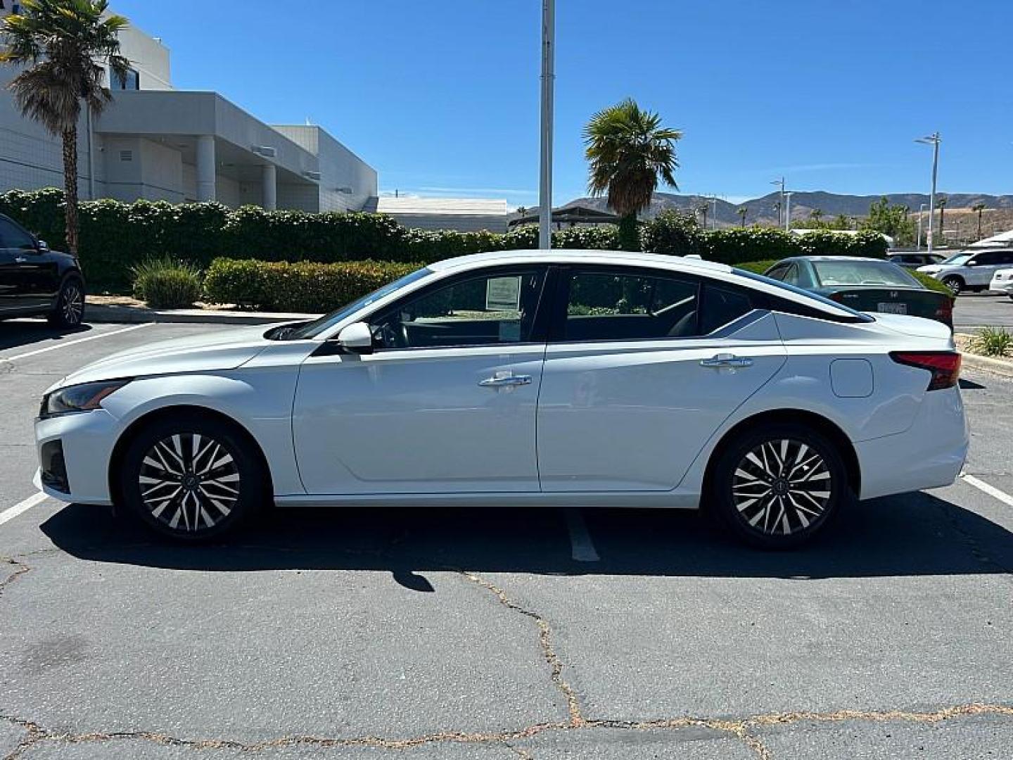 2023 WHITE Nissan Altima (1N4BL4DV1PN) with an 4-Cyl 2.5 Liter engine, Automatic Xtronic CVT transmission, located at 412 Auto Vista Drive, Palmdale, 93551, (661) 945-0620, 34.592636, -118.136681- Photo#8
