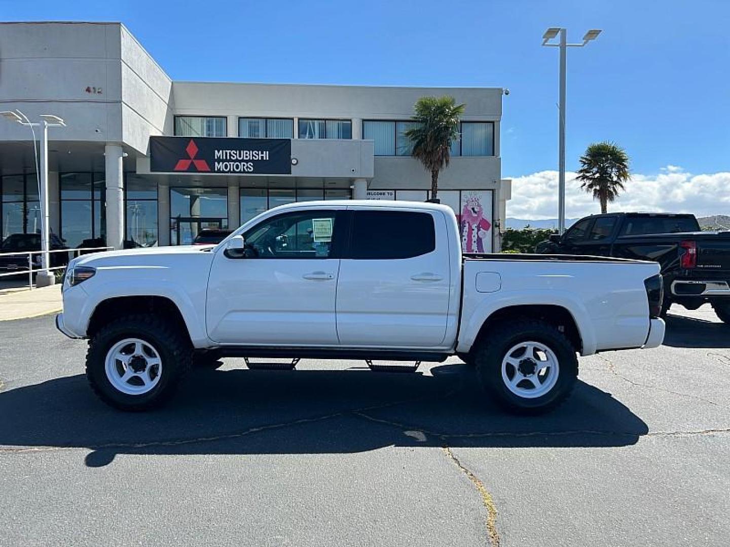 2023 WHITE Toyota Tacoma 2WD (3TMAZ5CN6PM) with an V6 3.5 Liter engine, Automatic 6-Spd transmission, located at 412 Auto Vista Drive, Palmdale, 93551, (661) 945-0620, 34.592636, -118.136681 - Photo#7