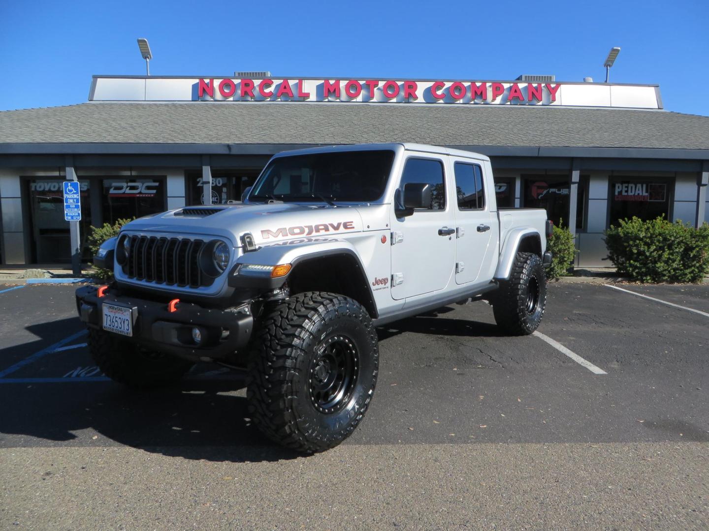 2024 SILVER Jeep Gladiator Mojave X (1C6JJTEG4RL) with an 3.6L V6 DOHC 24V engine, 6M transmission, located at 2630 Grass Valley Highway, Auburn, CA, 95603, (530) 508-5100, 38.937893, -121.095482 - Gladiator Mojave X featuring JKS suspension, Method MR315 wheels, and 37" Toyo MT tires, - Photo#0