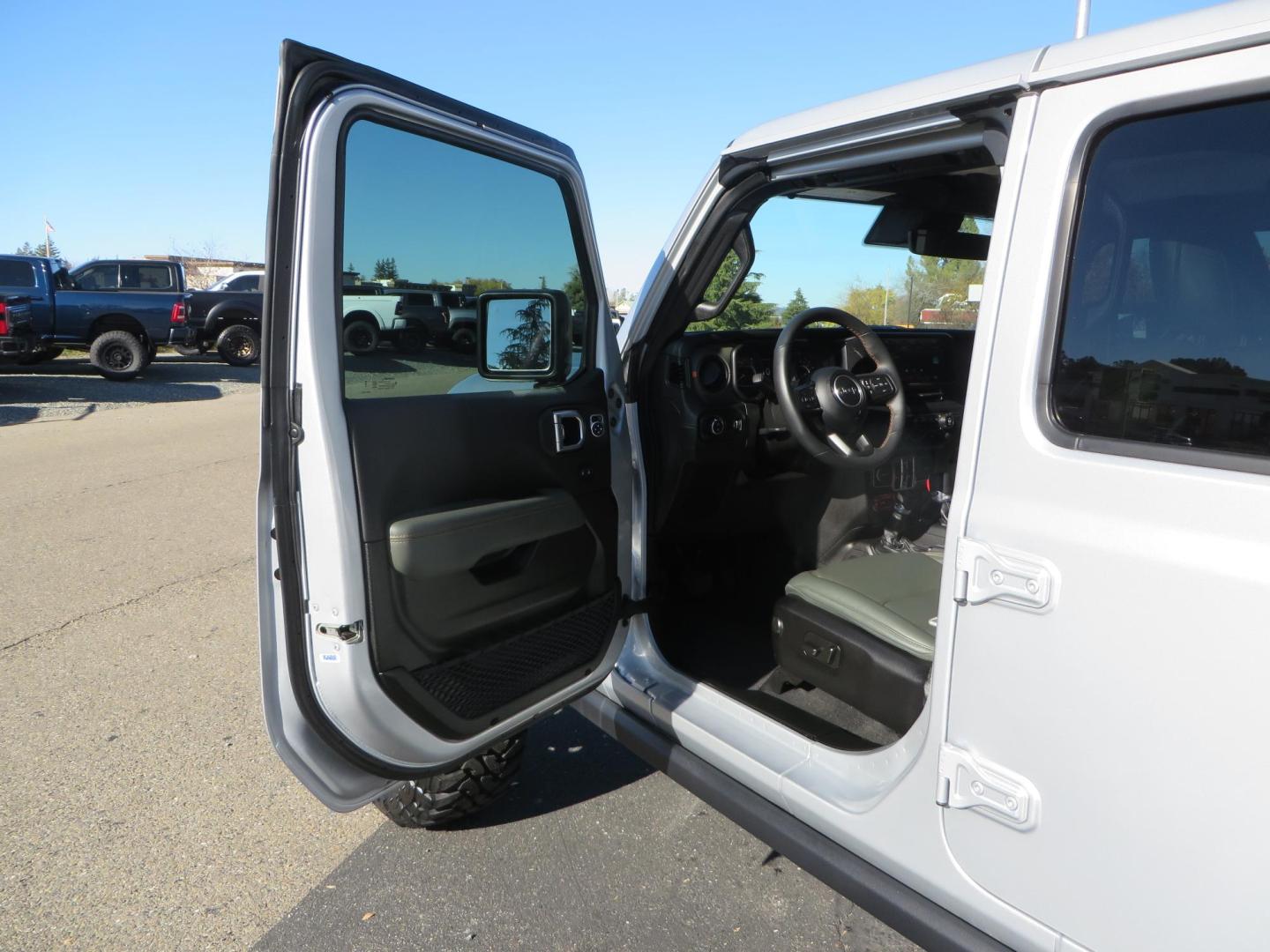 2024 SILVER Jeep Gladiator Mojave X (1C6JJTEG4RL) with an 3.6L V6 DOHC 24V engine, 6M transmission, located at 2630 Grass Valley Highway, Auburn, CA, 95603, (530) 508-5100, 38.937893, -121.095482 - Gladiator Mojave X featuring JKS suspension, Method MR315 wheels, and 37" Toyo MT tires, - Photo#17