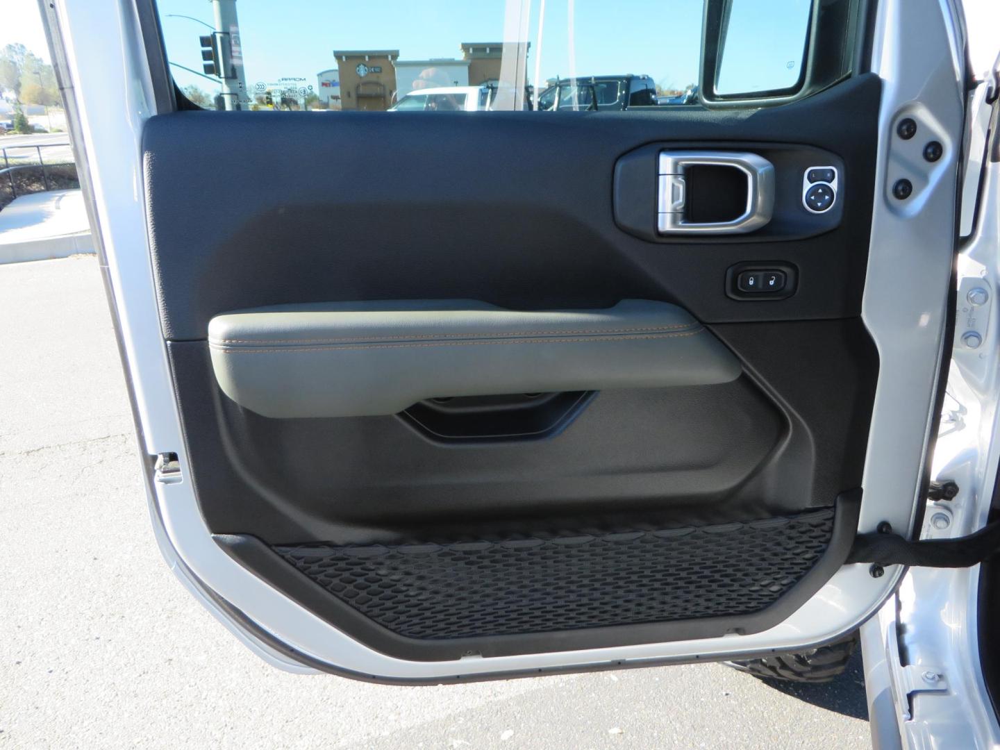 2024 SILVER Jeep Gladiator Mojave X (1C6JJTEG4RL) with an 3.6L V6 DOHC 24V engine, 6M transmission, located at 2630 Grass Valley Highway, Auburn, CA, 95603, (530) 508-5100, 38.937893, -121.095482 - Gladiator Mojave X featuring JKS suspension, Method MR315 wheels, and 37" Toyo MT tires, - Photo#19