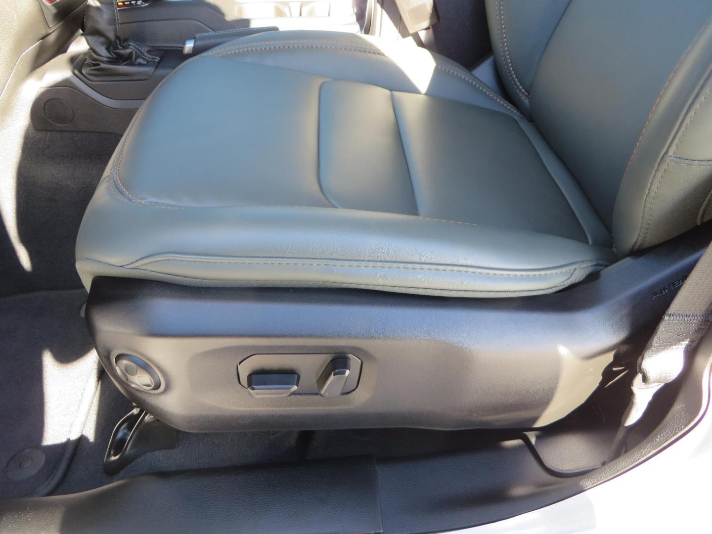 2024 SILVER Jeep Gladiator Mojave X (1C6JJTEG4RL) with an 3.6L V6 DOHC 24V engine, 6M transmission, located at 2630 Grass Valley Highway, Auburn, CA, 95603, (530) 508-5100, 38.937893, -121.095482 - Gladiator Mojave X featuring JKS suspension, Method MR315 wheels, and 37" Toyo MT tires, - Photo#25