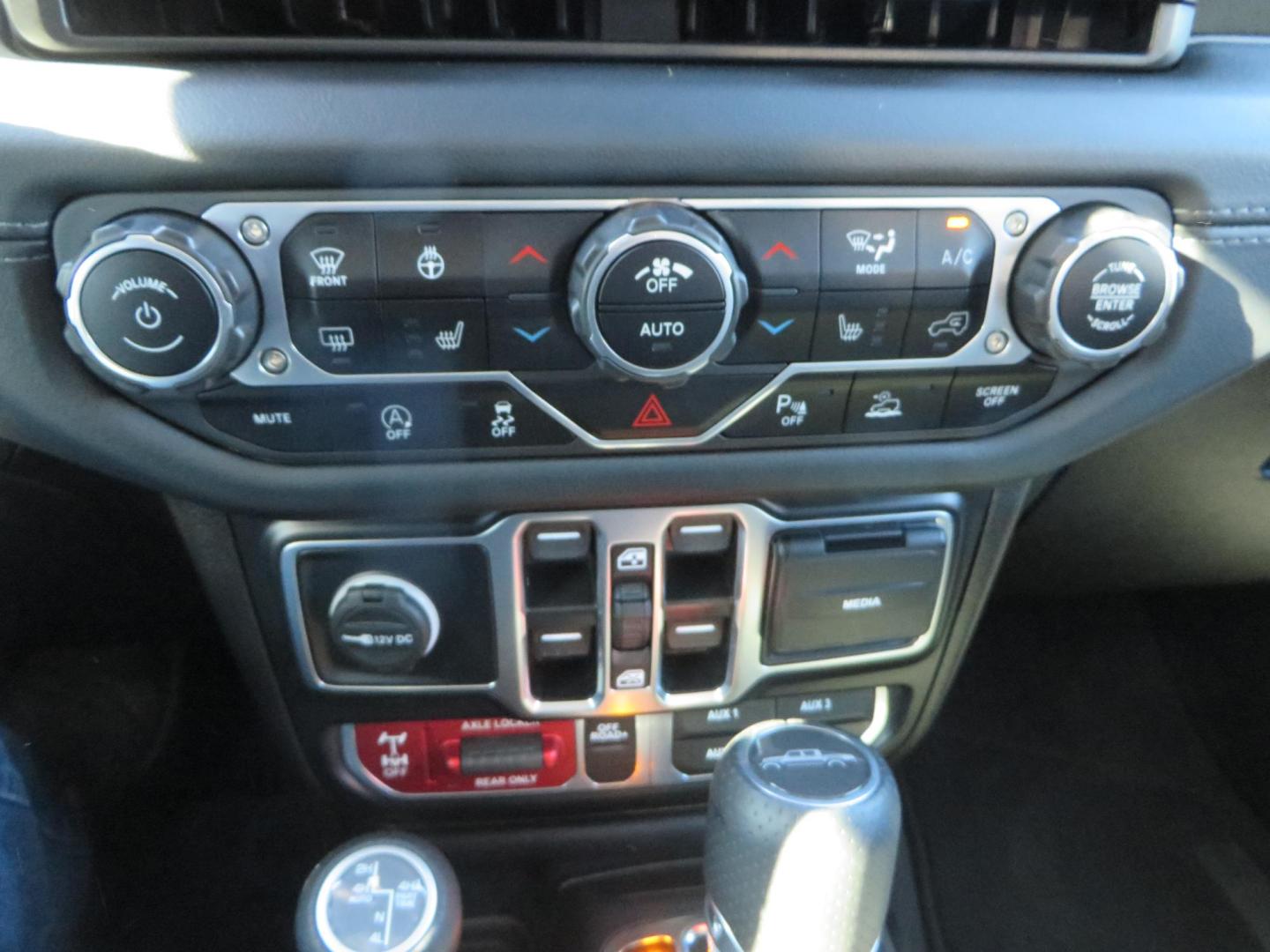 2024 SILVER Jeep Gladiator Mojave X (1C6JJTEG4RL) with an 3.6L V6 DOHC 24V engine, 6M transmission, located at 2630 Grass Valley Highway, Auburn, CA, 95603, (530) 508-5100, 38.937893, -121.095482 - Gladiator Mojave X featuring JKS suspension, Method MR315 wheels, and 37" Toyo MT tires, - Photo#31