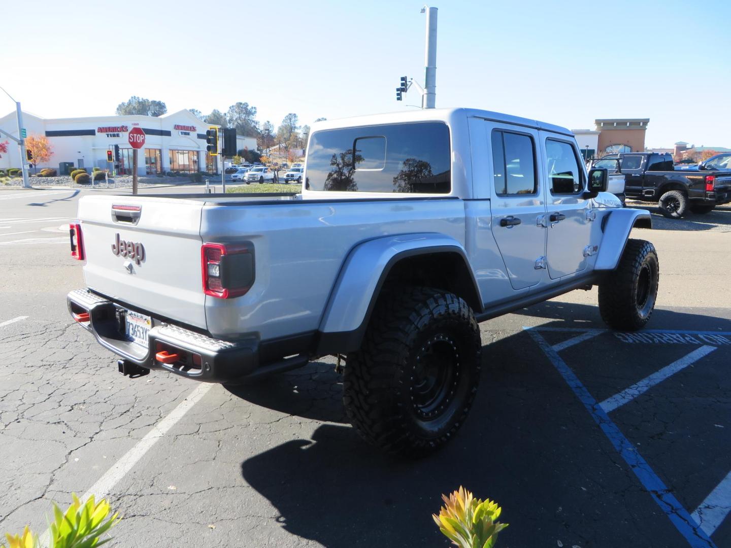2024 SILVER Jeep Gladiator Mojave X (1C6JJTEG4RL) with an 3.6L V6 DOHC 24V engine, 6M transmission, located at 2630 Grass Valley Highway, Auburn, CA, 95603, (530) 508-5100, 38.937893, -121.095482 - Gladiator Mojave X featuring JKS suspension, Method MR315 wheels, and 37" Toyo MT tires, - Photo#4