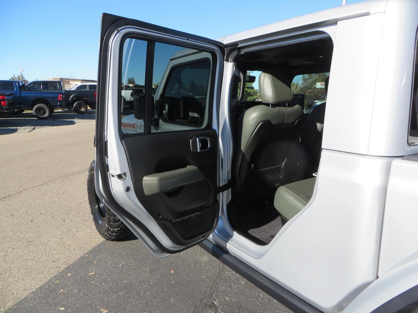 2024 SILVER Jeep Gladiator Mojave X (1C6JJTEG4RL) with an 3.6L V6 DOHC 24V engine, 6M transmission, located at 2630 Grass Valley Highway, Auburn, CA, 95603, (530) 508-5100, 38.937893, -121.095482 - Gladiator Mojave X featuring JKS suspension, Method MR315 wheels, and 37" Toyo MT tires, - Photo#41