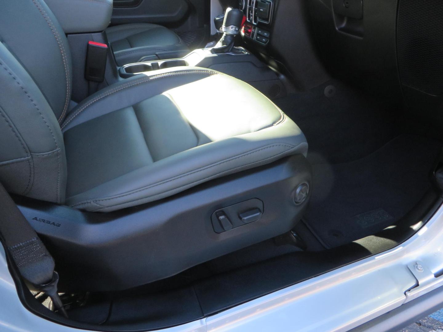 2024 SILVER Jeep Gladiator Mojave X (1C6JJTEG4RL) with an 3.6L V6 DOHC 24V engine, 6M transmission, located at 2630 Grass Valley Highway, Auburn, CA, 95603, (530) 508-5100, 38.937893, -121.095482 - Gladiator Mojave X featuring JKS suspension, Method MR315 wheels, and 37" Toyo MT tires, - Photo#54