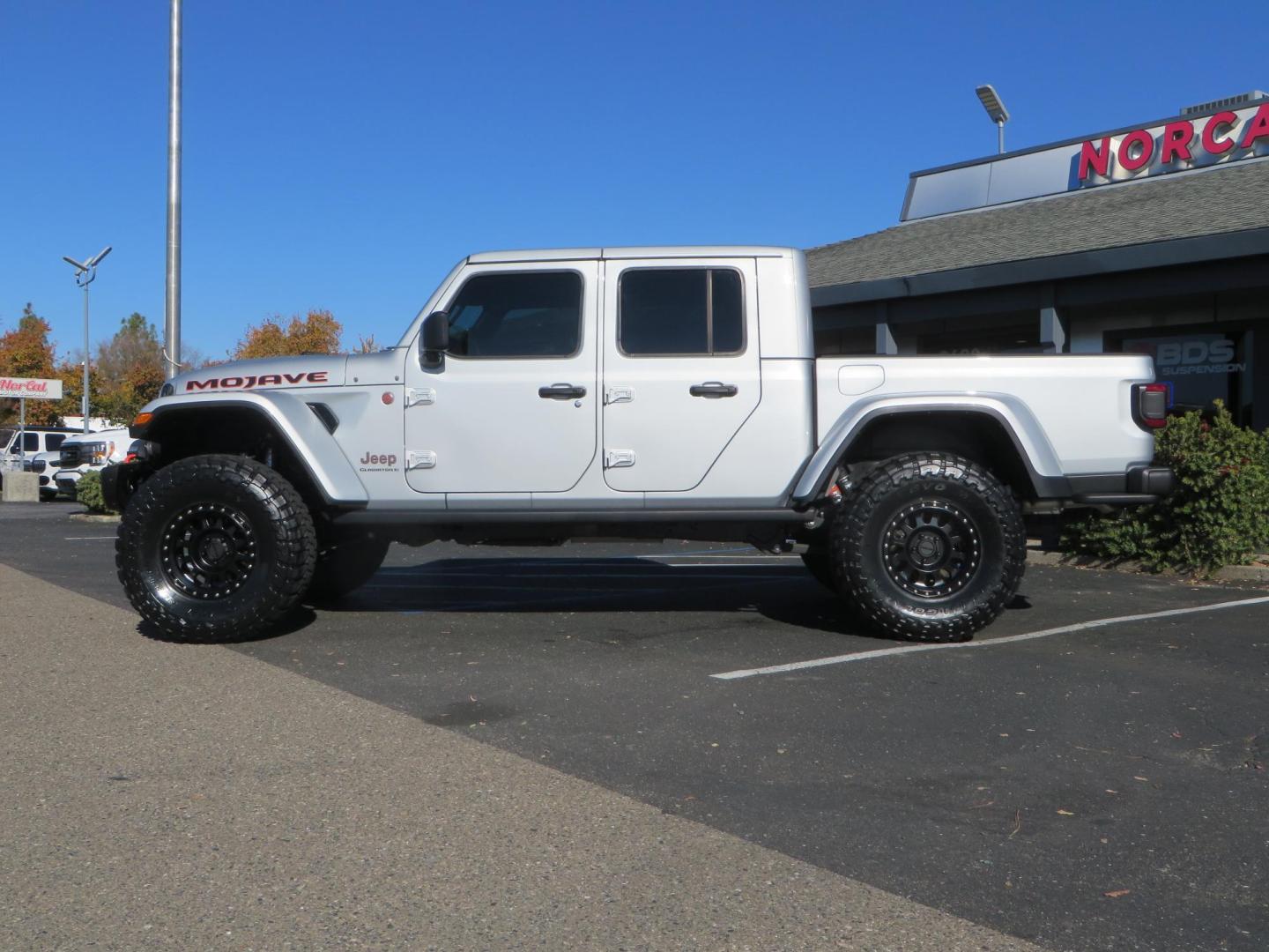 2024 SILVER Jeep Gladiator Mojave X (1C6JJTEG4RL) with an 3.6L V6 DOHC 24V engine, 6M transmission, located at 2630 Grass Valley Highway, Auburn, CA, 95603, (530) 508-5100, 38.937893, -121.095482 - Gladiator Mojave X featuring JKS suspension, Method MR315 wheels, and 37" Toyo MT tires, - Photo#6