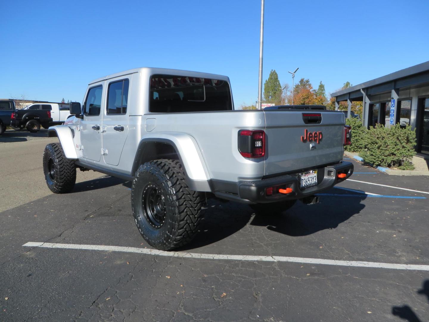2024 SILVER Jeep Gladiator Mojave X (1C6JJTEG4RL) with an 3.6L V6 DOHC 24V engine, 6M transmission, located at 2630 Grass Valley Highway, Auburn, CA, 95603, (530) 508-5100, 38.937893, -121.095482 - Gladiator Mojave X featuring JKS suspension, Method MR315 wheels, and 37" Toyo MT tires, - Photo#7