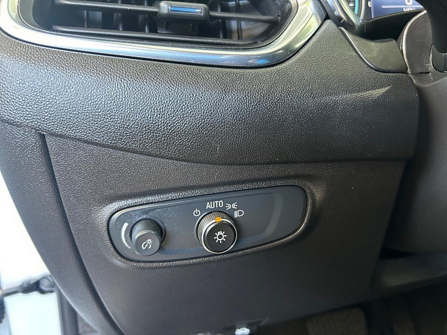 2024 WHITE Chevrolet Equinox (3GNAXUEG4RL) with an 4-Cyl Turbo 1.5 Liter engine, Automatic 6-Spd w/Overdrive transmission, located at 412 Auto Vista Drive, Palmdale, 93551, (661) 945-0620, 34.592636, -118.136681- Photo#27