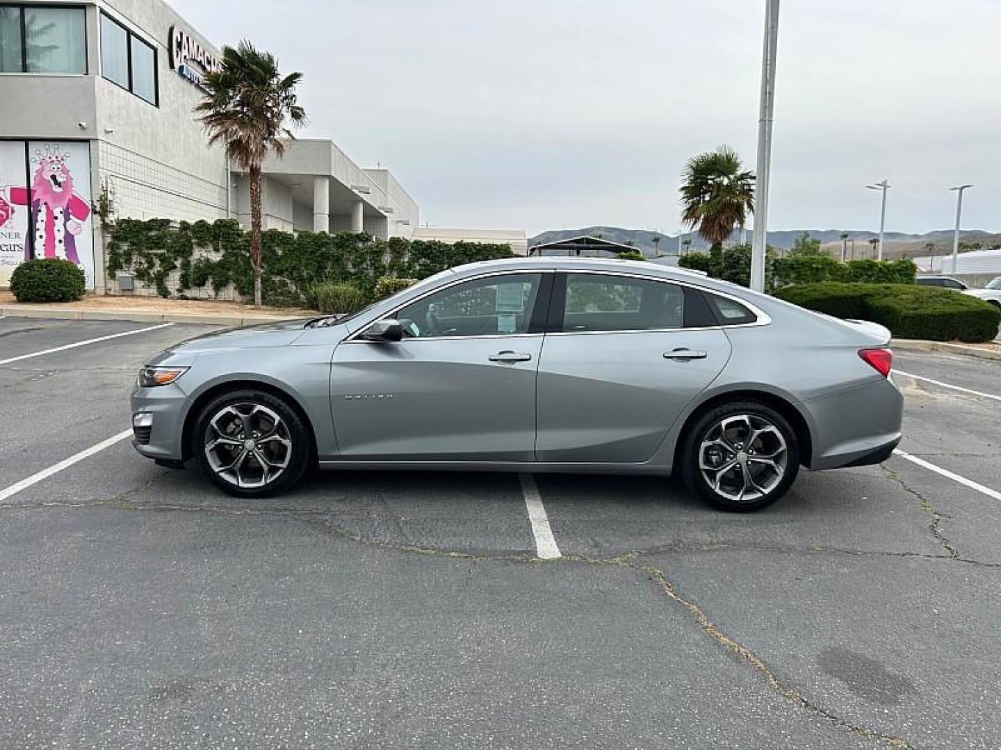 2024 GRAY Chevrolet Malibu (1G1ZD5ST8RF) with an 4-Cyl Turbo 1.5 Liter engine, Automatic CVT transmission, located at 412 Auto Vista Drive, Palmdale, 93551, (661) 945-0620, 34.592636, -118.136681 - Photo#3