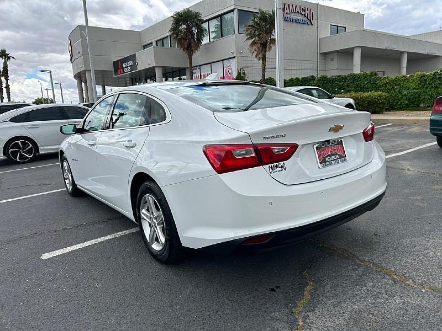 2024 WHITE Chevrolet Malibu (1G1ZD5ST7RF) with an 4-Cyl Turbo 1.5 Liter engine, Automatic CVT transmission, located at 412 Auto Vista Drive, Palmdale, 93551, (661) 945-0620, 34.592636, -118.136681 - Photo#5