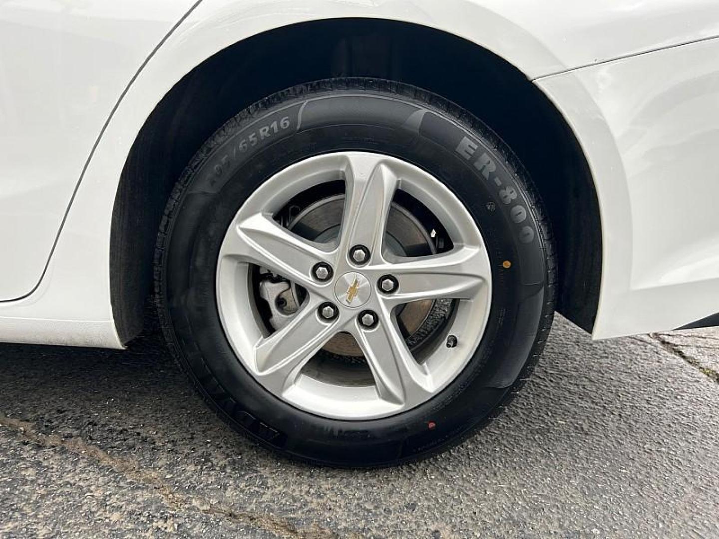 2024 WHITE Chevrolet Malibu (1G1ZD5ST7RF) with an 4-Cyl Turbo 1.5 Liter engine, Automatic CVT transmission, located at 412 Auto Vista Drive, Palmdale, 93551, (661) 945-0620, 34.592636, -118.136681 - Photo#23
