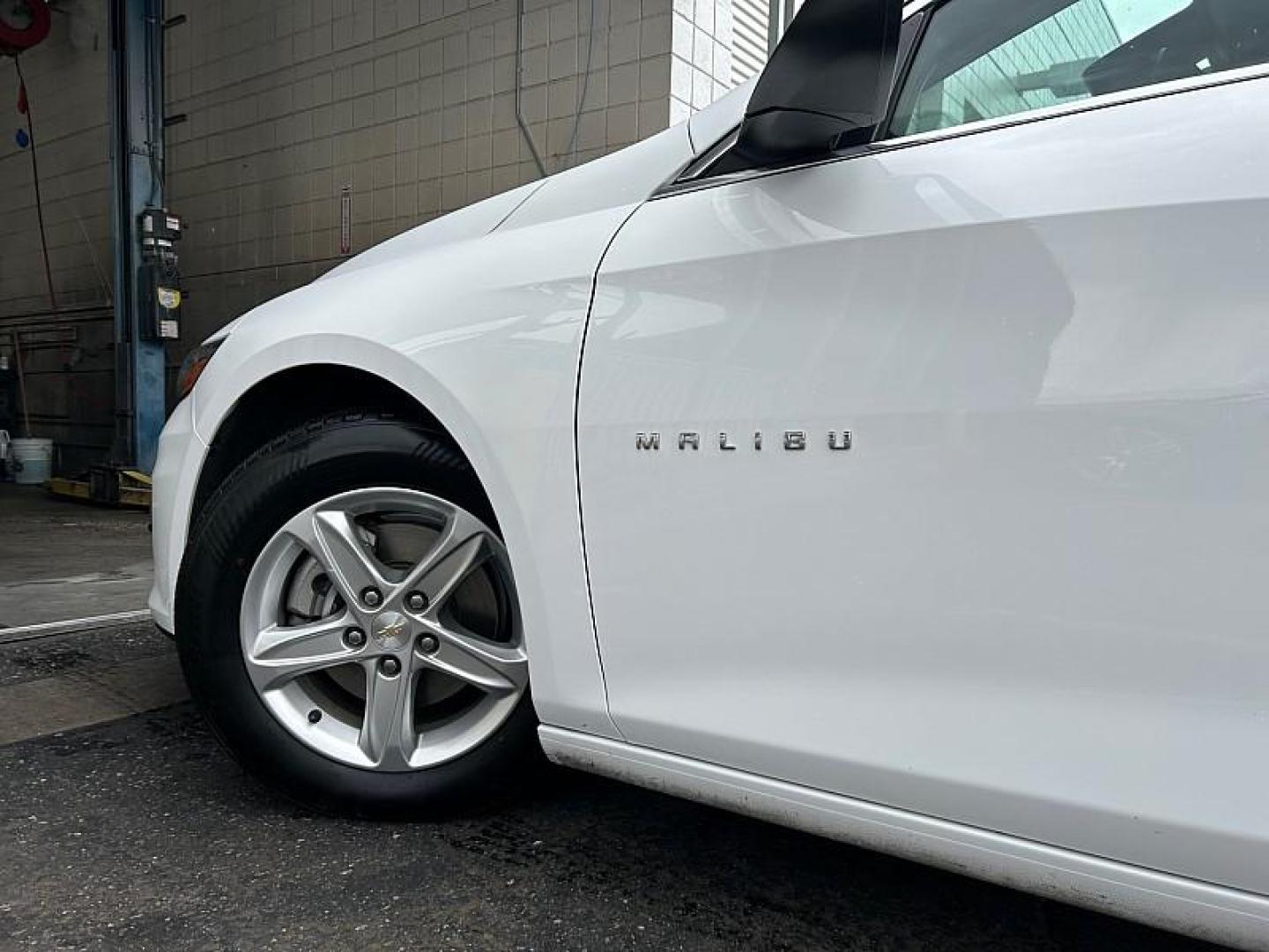 2024 WHITE Chevrolet Malibu (1G1ZD5ST7RF) with an 4-Cyl Turbo 1.5 Liter engine, Automatic CVT transmission, located at 412 Auto Vista Drive, Palmdale, 93551, (661) 945-0620, 34.592636, -118.136681 - Photo#26