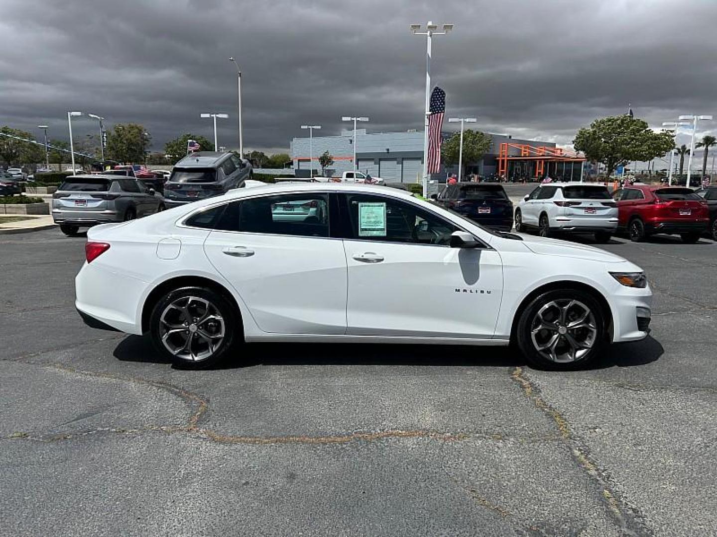 2024 WHITE Chevrolet Malibu (1G1ZD5ST5RF) with an 4-Cyl Turbo 1.5 Liter engine, Automatic CVT transmission, located at 412 Auto Vista Drive, Palmdale, 93551, (661) 945-0620, 34.592636, -118.136681 - Photo#7