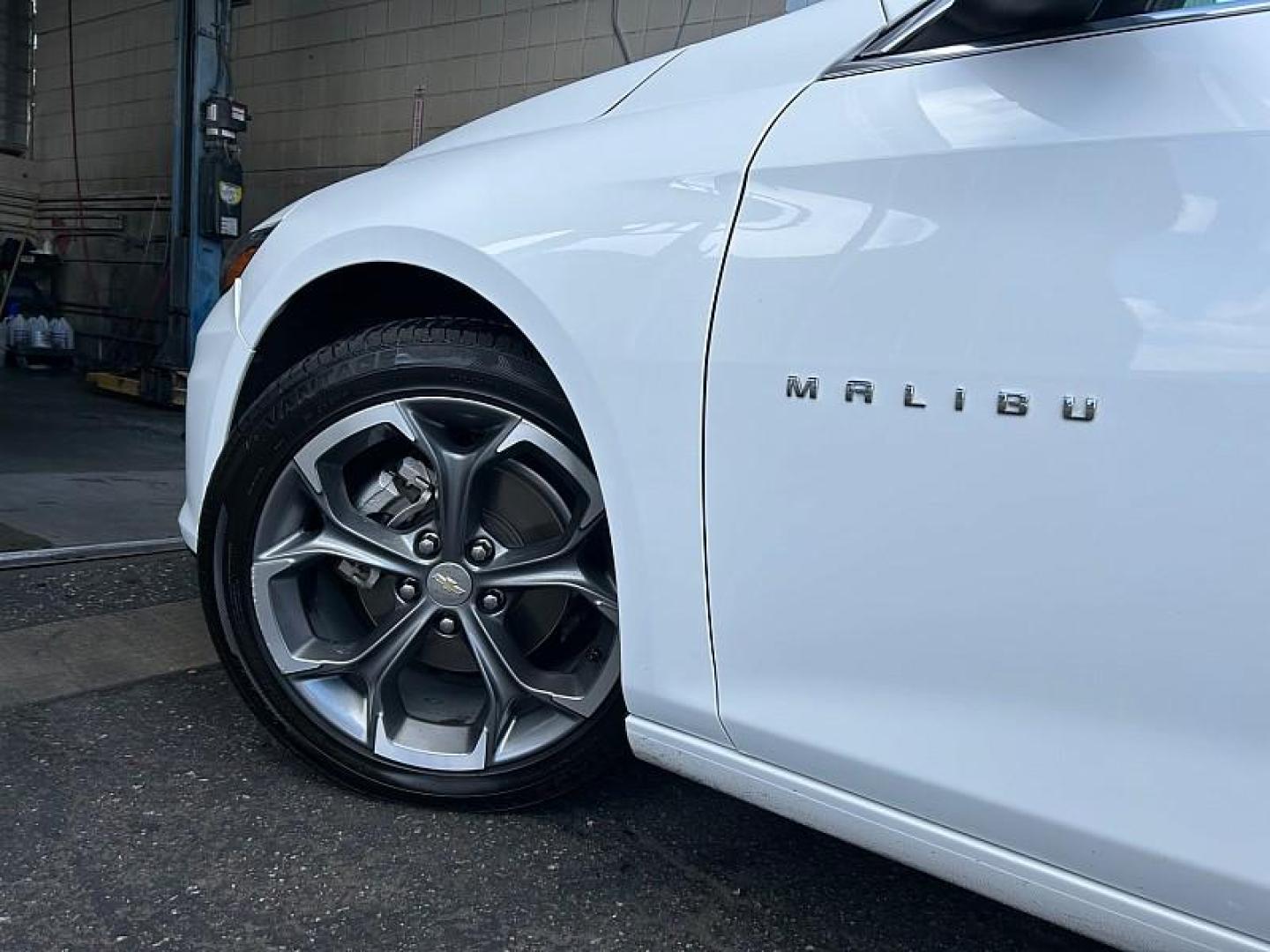 2024 WHITE Chevrolet Malibu (1G1ZD5ST5RF) with an 4-Cyl Turbo 1.5 Liter engine, Automatic CVT transmission, located at 412 Auto Vista Drive, Palmdale, 93551, (661) 945-0620, 34.592636, -118.136681 - Photo#14