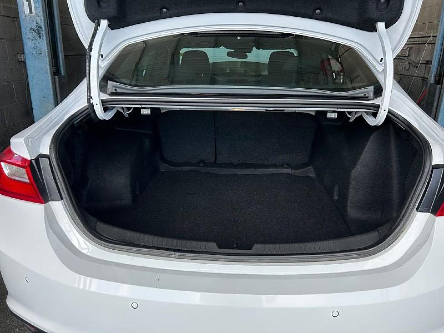 2024 WHITE Chevrolet Malibu (1G1ZD5ST5RF) with an 4-Cyl Turbo 1.5 Liter engine, Automatic CVT transmission, located at 412 Auto Vista Drive, Palmdale, 93551, (661) 945-0620, 34.592636, -118.136681 - Photo#27