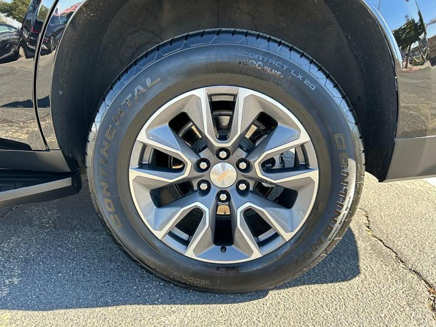 2024 BLACK Chevrolet Tahoe (1GNSCNKDXRR) with an 8-Cyl 5.3 Liter engine, Automatic 10-Spd transmission, located at 412 Auto Vista Drive, Palmdale, 93551, (661) 945-0620, 34.592636, -118.136681 - Photo#13