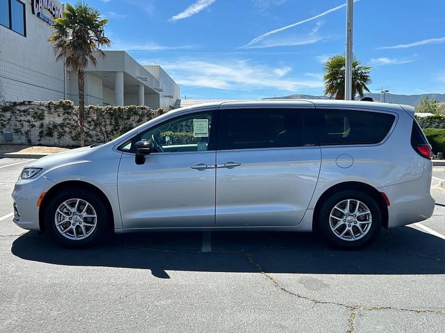 2024 SILVER Chrysler Pacifica (2C4RC1BG2RR) with an V6 3.6 Liter engine, Automatic 9-Spd transmission, located at 412 Auto Vista Drive, Palmdale, 93551, (661) 945-0620, 34.592636, -118.136681 - Photo#5