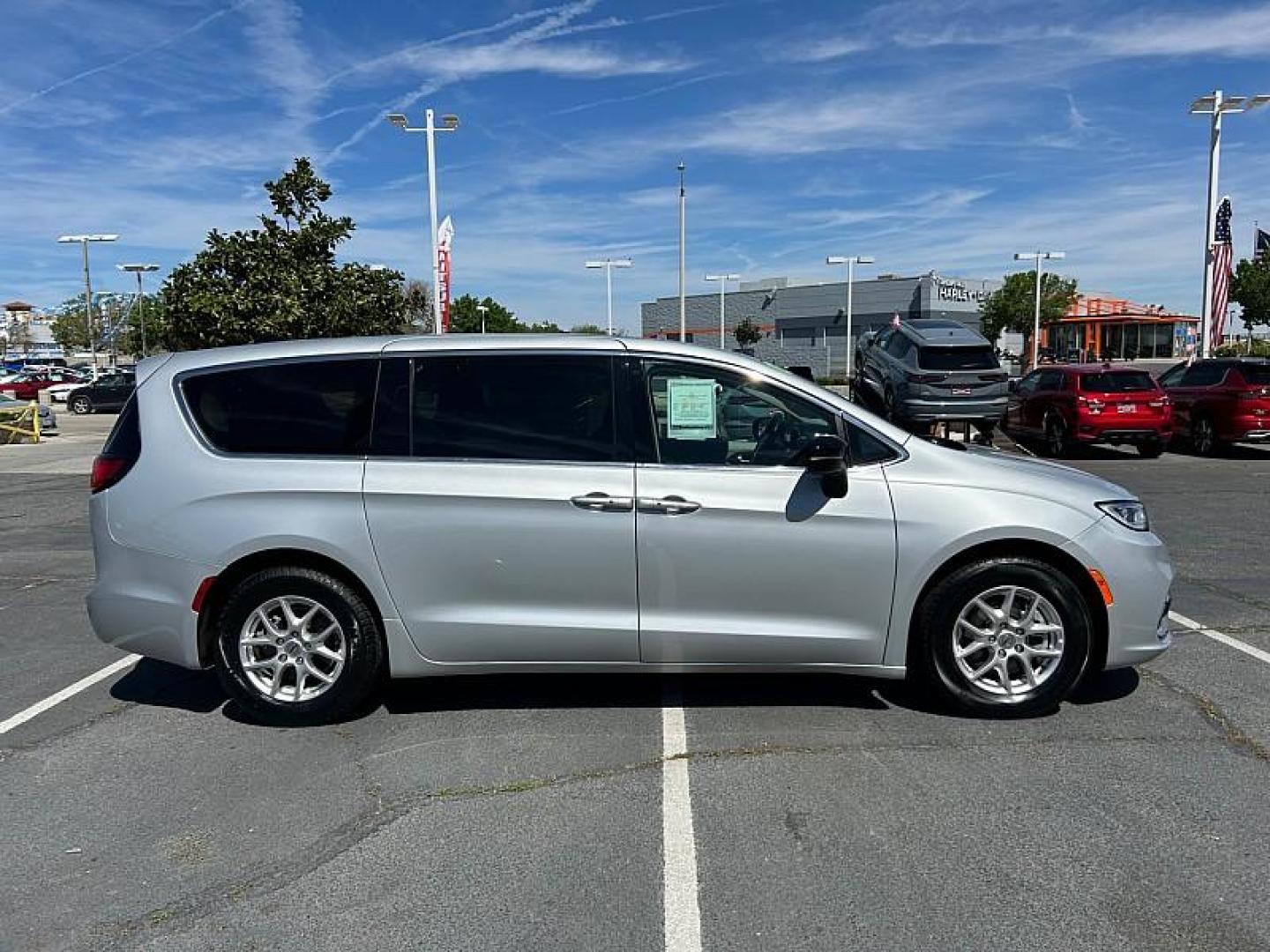 2024 SILVER Chrysler Pacifica (2C4RC1BG2RR) with an V6 3.6 Liter engine, Automatic 9-Spd transmission, located at 412 Auto Vista Drive, Palmdale, 93551, (661) 945-0620, 34.592636, -118.136681 - Photo#10