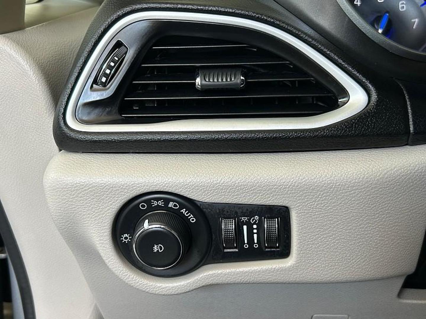 2024 SILVER Chrysler Pacifica (2C4RC1BG2RR) with an V6 3.6 Liter engine, Automatic 9-Spd transmission, located at 412 Auto Vista Drive, Palmdale, 93551, (661) 945-0620, 34.592636, -118.136681 - Photo#26