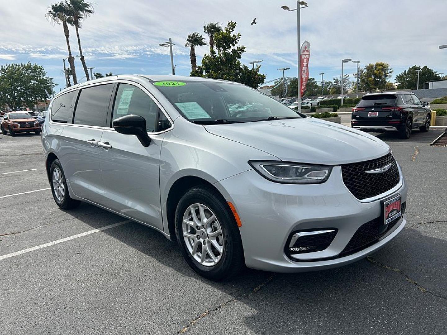 2024 WHITE Chrysler Pacifica (2C4RC1BG0RR) with an V6 3.6 Liter engine, Automatic 9-Spd transmission, located at 412 Auto Vista Drive, Palmdale, 93551, (661) 945-0620, 34.592636, -118.136681- Photo#0