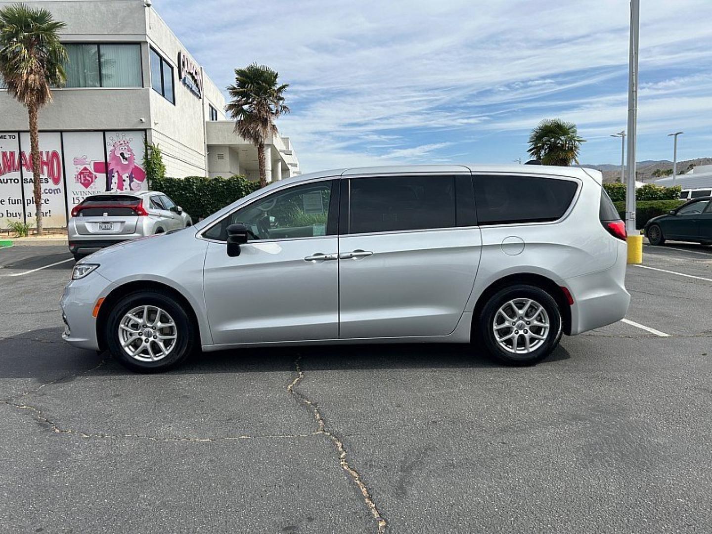 2024 WHITE Chrysler Pacifica (2C4RC1BG0RR) with an V6 3.6 Liter engine, Automatic 9-Spd transmission, located at 412 Auto Vista Drive, Palmdale, 93551, (661) 945-0620, 34.592636, -118.136681- Photo#3