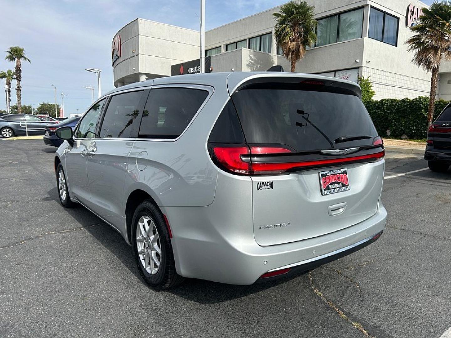 2024 WHITE Chrysler Pacifica (2C4RC1BG0RR) with an V6 3.6 Liter engine, Automatic 9-Spd transmission, located at 412 Auto Vista Drive, Palmdale, 93551, (661) 945-0620, 34.592636, -118.136681- Photo#4