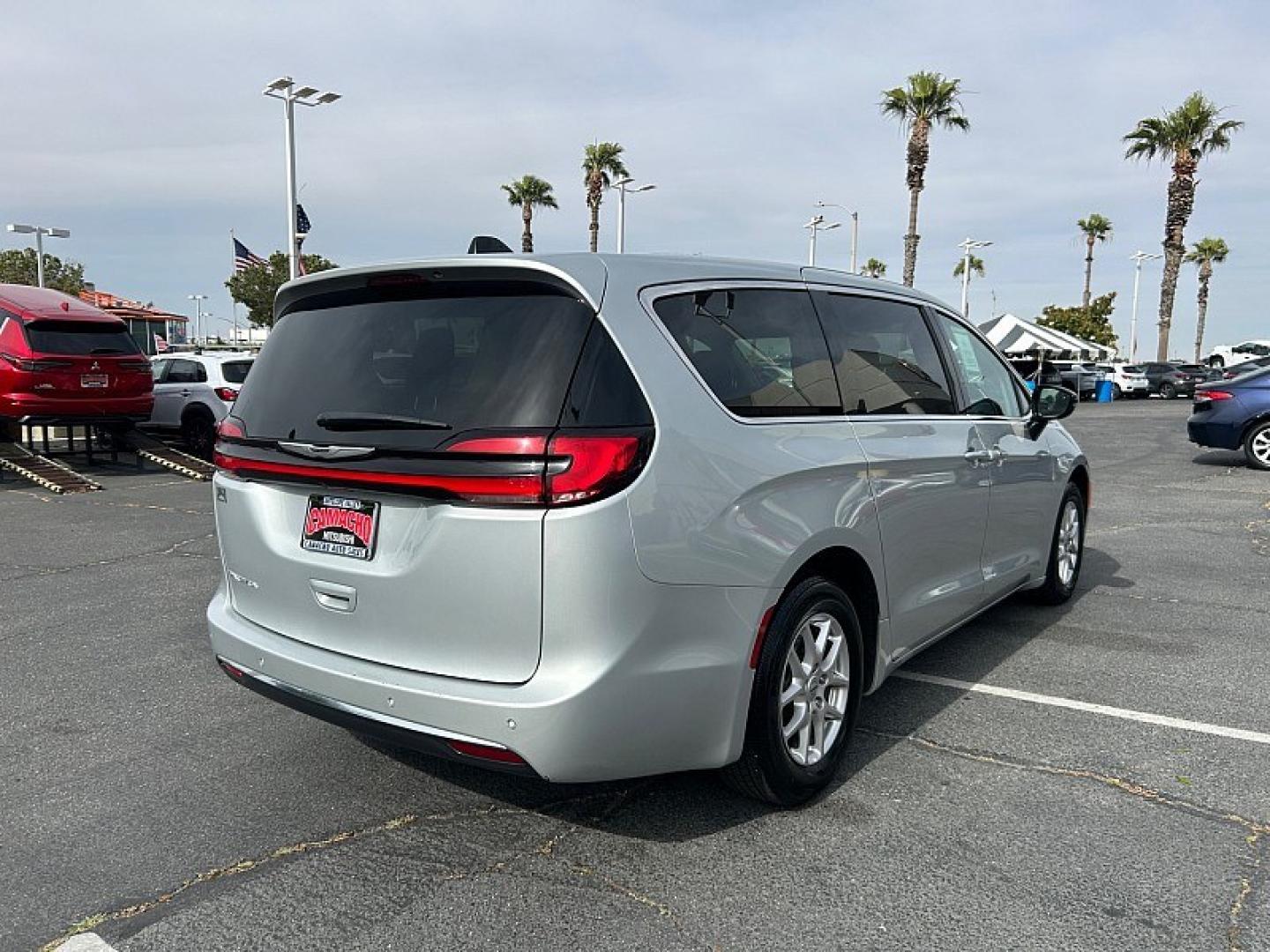 2024 WHITE Chrysler Pacifica (2C4RC1BG0RR) with an V6 3.6 Liter engine, Automatic 9-Spd transmission, located at 412 Auto Vista Drive, Palmdale, 93551, (661) 945-0620, 34.592636, -118.136681- Photo#6