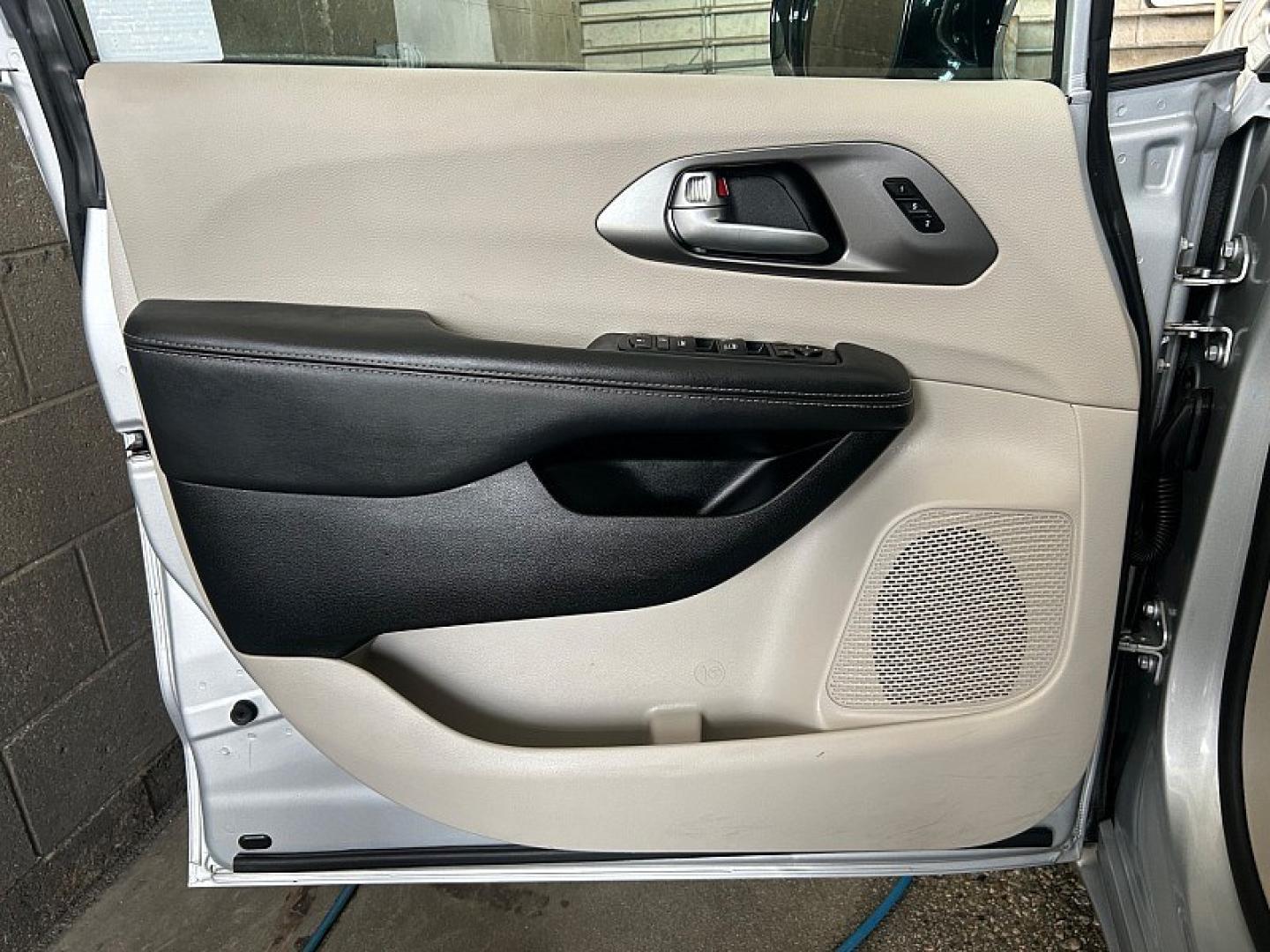2024 WHITE Chrysler Pacifica (2C4RC1BG0RR) with an V6 3.6 Liter engine, Automatic 9-Spd transmission, located at 412 Auto Vista Drive, Palmdale, 93551, (661) 945-0620, 34.592636, -118.136681- Photo#16