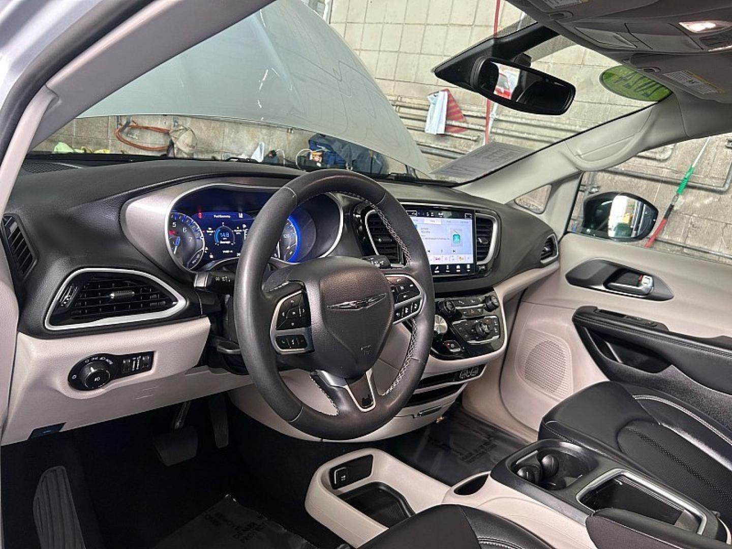 2024 WHITE Chrysler Pacifica (2C4RC1BG0RR) with an V6 3.6 Liter engine, Automatic 9-Spd transmission, located at 412 Auto Vista Drive, Palmdale, 93551, (661) 945-0620, 34.592636, -118.136681- Photo#17