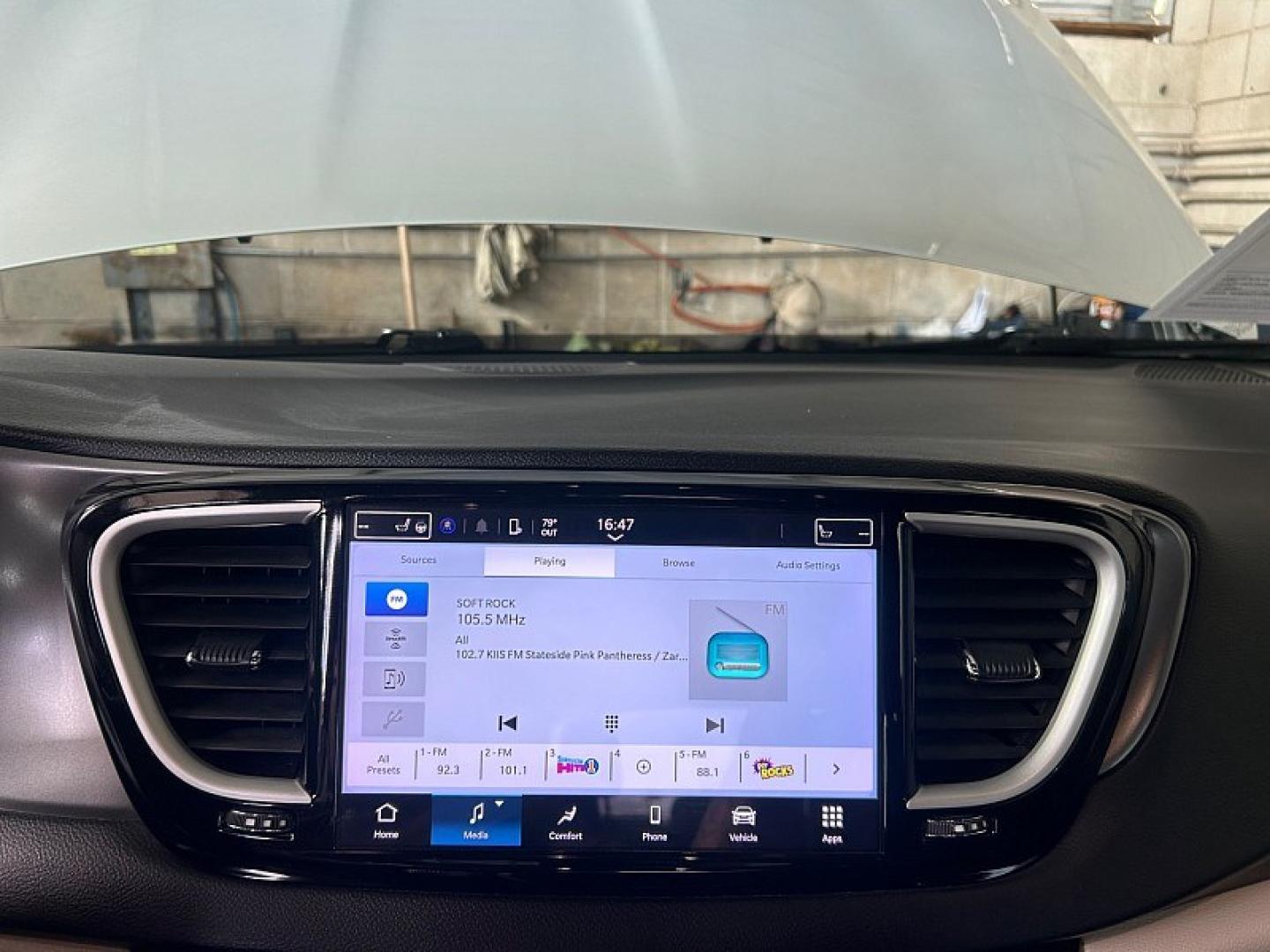 2024 WHITE Chrysler Pacifica (2C4RC1BG0RR) with an V6 3.6 Liter engine, Automatic 9-Spd transmission, located at 412 Auto Vista Drive, Palmdale, 93551, (661) 945-0620, 34.592636, -118.136681- Photo#19