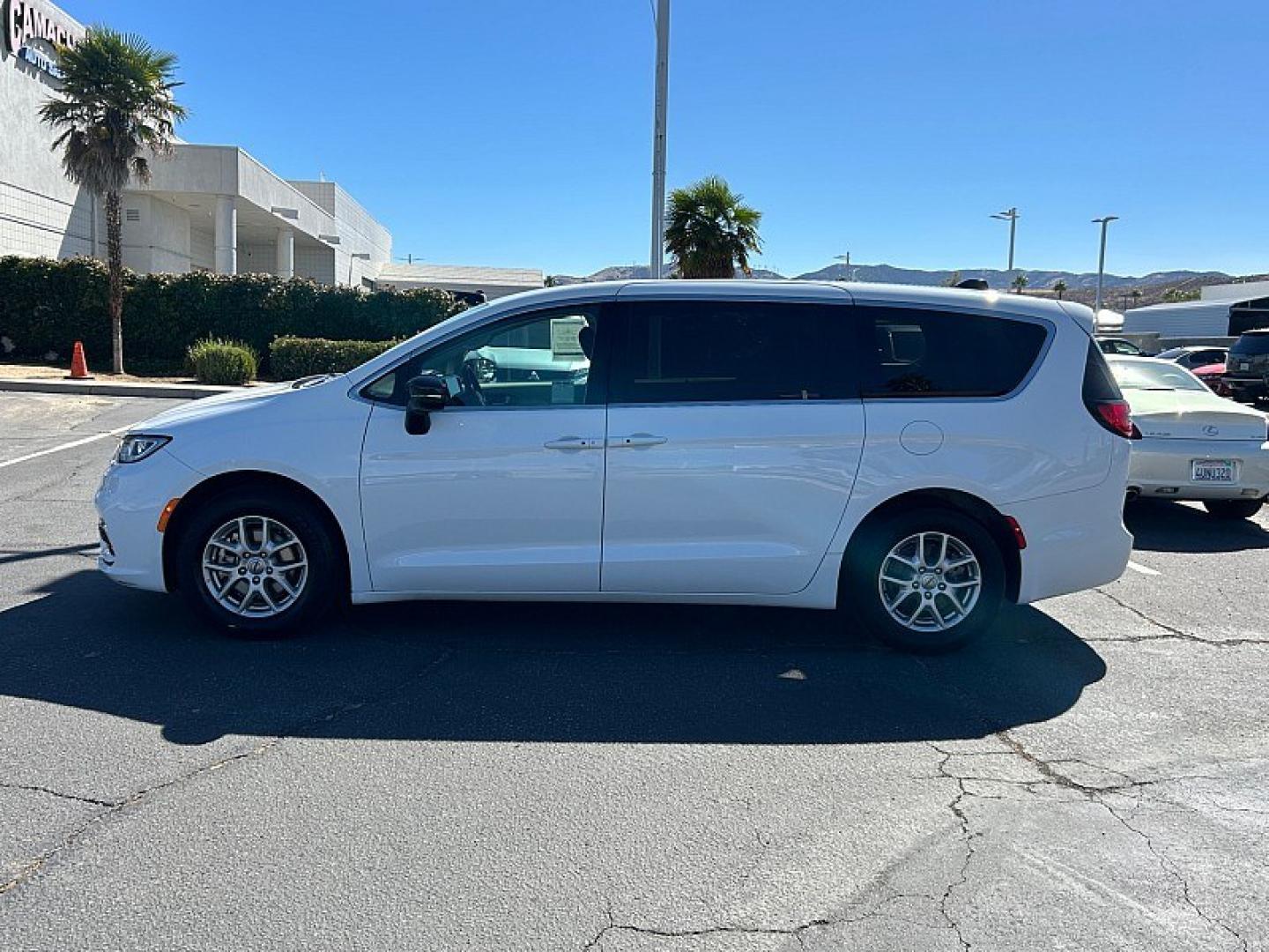 2024 WHITE Chrysler Pacifica (2C4RC1BGXRR) with an V6 3.6 Liter engine, Automatic 9-Spd transmission, located at 412 Auto Vista Drive, Palmdale, 93551, (661) 945-0620, 34.592636, -118.136681- Photo#3